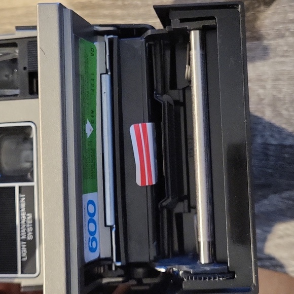 Polaroid 600 Series Camera - Picture 6 of 9